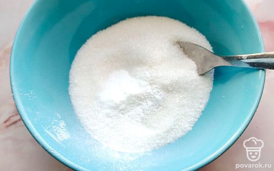 Смешать сахар с ванилином.