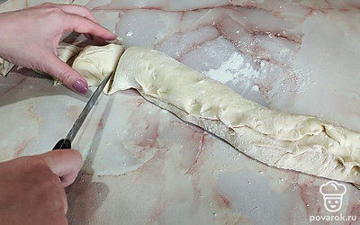 Рулет нарезать на равные части. 