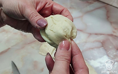 Защипнуть с одной стороны и выкложить на сковороду. 