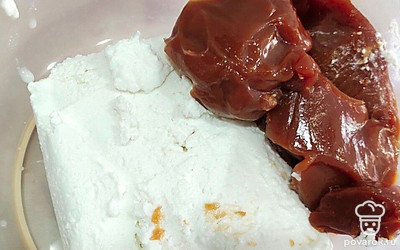 Пока булочки выпекаются, приготовить крем. Пачку творога смешать с полбанкой вареной сгущенки до однородной массы. Готовый крем убрать в холодильник для стабилизации. 