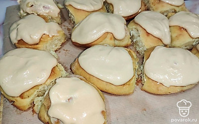 Остывшие булочки смазать кремом. Готово!