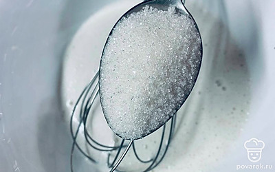 Вылейте в миску теплое молоко. При помощи венчика размешайте в нем сухие дрожжи, сахар и соль. Постепенно добавьте яйцо, растительное масло и просеянную муку.