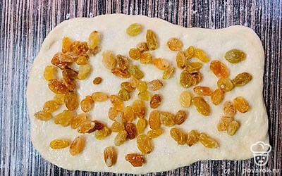 Заранее промытый изюм выложите равномерно.