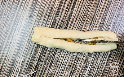 Скрутите в рулет и ножом разрежьте вдоль, как показано на фото.