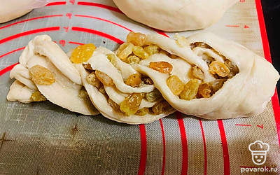 Выверните края и скрутите между собой.