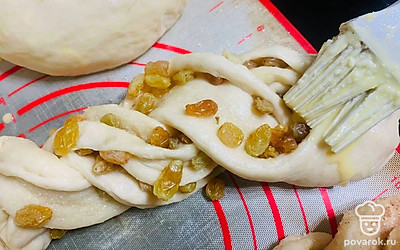 Выложите на противень, дайте постоять 20 минут. Смажьте размешанным яйцом и отправляйте запекаться на 15 минут при 180 градусах.