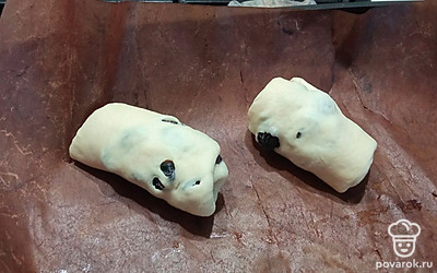 Свернуть булочки и дать им подойти.