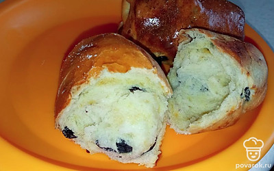 Ароматные и мягкие как пух булочки с изюмом.