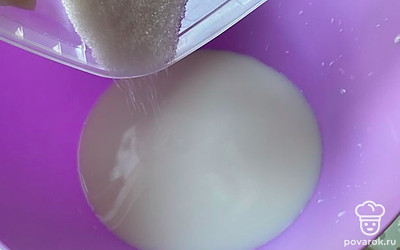 В теплое молоко добавьте сахар.