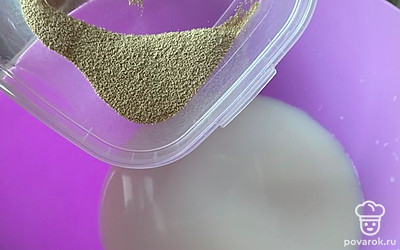 Далее добавьте дрожжи и перемешайте.