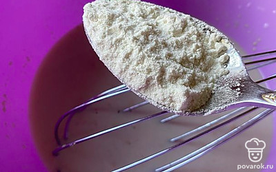 Добавьте 3 столовые ложки муки и оставьте на 20 минут.