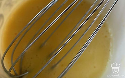 В отдельной миске смешайте яйцо и масло.