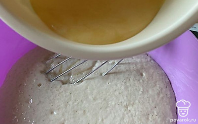 Соедините содержимое двух мисок.