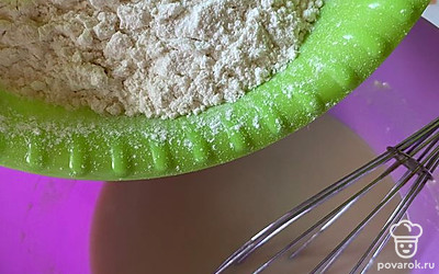 Далее добавить просеянную муку примерно 260 грамм.