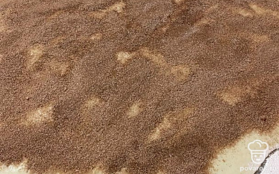 Потом раскатайте тесто. Смешайте сахар и корицу и добавьте на тесто.