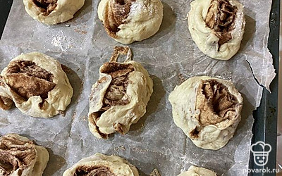 Скатайте в рулет и разрежьте. Поставьте в духовку на 30 минут при 180 градусах.