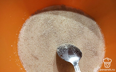 В теплое молоко добавляем дрожжи и хорошо перемешиваем.