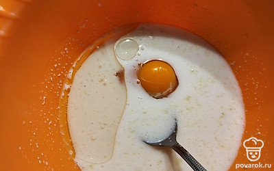 Выкладываем яйцо, масло, соль и сахар.