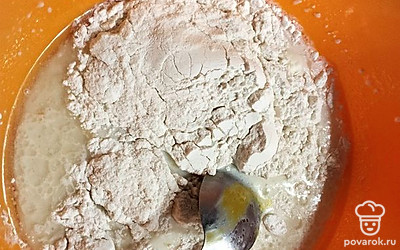 Вводим муку и перемешиваем. Тесто похоже на густую сметану. Оставляем в теплом месте, накрыв крышкой на минут 15-20, чтобы дрожжи активировались. 