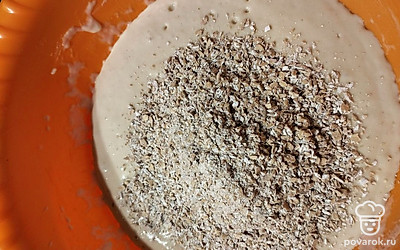 Дрожжи подошли, отправляем туда измельченную овсянку и замешиваем тесто. 