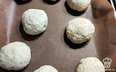 Формируем шарики и выкладываем на противень. Выпекаем при 180 градусах 15-20 минут.