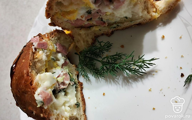 Пшеничные булочки с начинкой из сыра и сосисок в духовке — Рецепт с фото