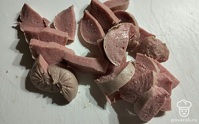 Сосиску отварить, нарезать небольшими кусочками.