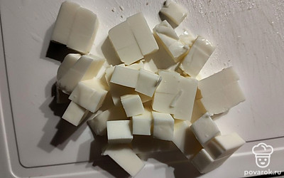 Сыр нарезать кубиками.