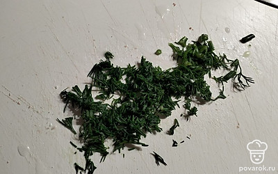 Нарезать укроп мелко.