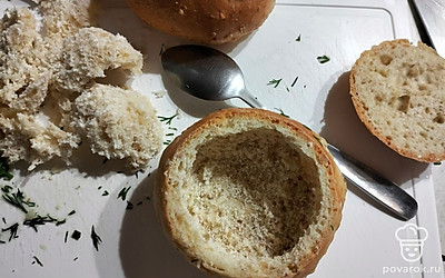 Взять булочки, срезать макушку, убрать мякиш.
