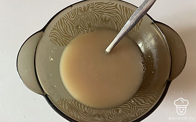 Воду и дрожжи перемешайте. 