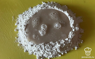 В рисовой муке сделайте лунку и вылейте в нее воду с дрожжами. 