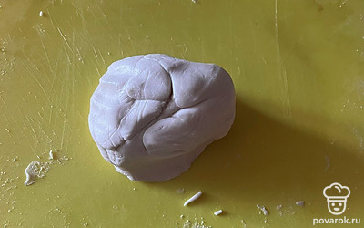 Замесите эластичное тесто.