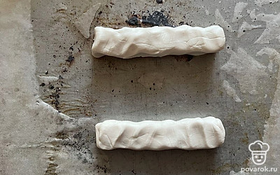 Тесто разделите на 2 части и сформируйте из булочки. Выложите их в форму для выпекания, смазанную растительным маслом, и отправьте выпекаться на 30 минут при 185 градусах.