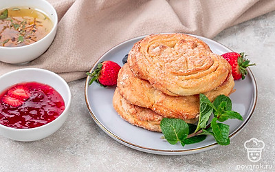 Ароматные плюшки из дрожжевого теста подавайте к столу сразу после приготовления вместе с чаем или кофе.