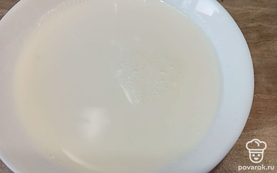 90 грамм сахара с дрожжами всыпаем в теплое молоко. Убираем на 10 минут.