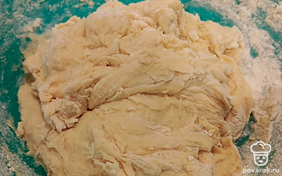 Вливаем 100 грамм растопленного сливочного масла, яйца. Просеиваем муку и замешиваем тесто.