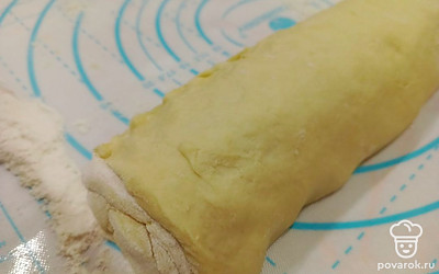 Сворачиваем в рулет и делим на равные части.