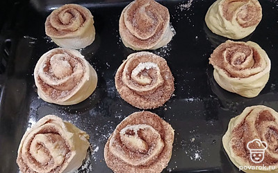 Противень смазываем маслом, оставляем заготовки подниматься на час.