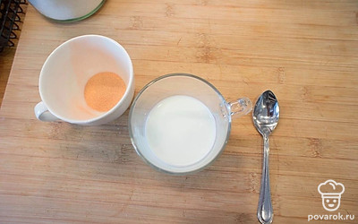 Молоко должно быть теплым. Первым делом приготовьте опару: в молоко добавьте дрожжи и ½ чайную ложку сахара. Перемешайте и отправьте в теплое место подходить (можно поставить около плиты или в выключенную микроволновку).