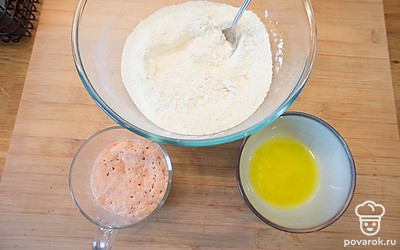 В большую миску просейте муку и добавьте к ней 50 грамм сахара, 2 грамм соли и ½ чайную ложку ванильного сахара. Растопите 25 грамм сливочного масла и дайте ему остыть.