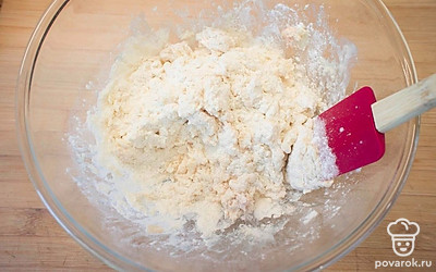 Смешайте сухие и жидкие ингредиенты.