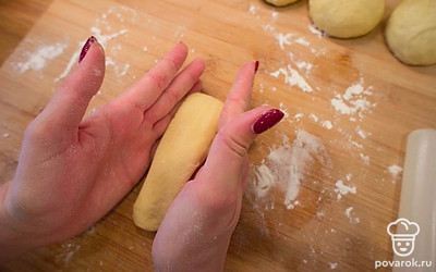 Получившуюся полоску согните пополам, сверху вниз. Снизу соедините концы нажатием пальца.