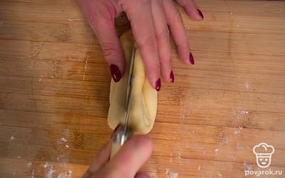 Острым ножом со стороны сгиба сделайте сквозной разрез, не дорезая до конца 1,5-2 сантиметра.