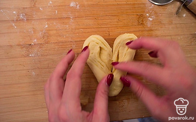 Получившиеся половинки разверните, формируя из них сердечко.