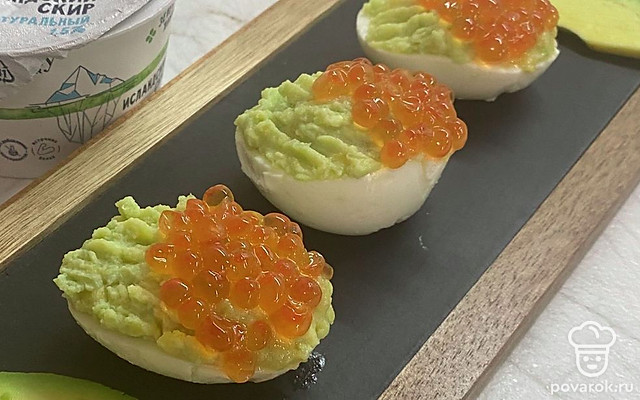 Фаршированные яйца с исландским сыром и красной икрой — Рецепт с фото