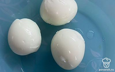 Яйца варим (10 минут), охлаждаем и очищаем от скорлупы.