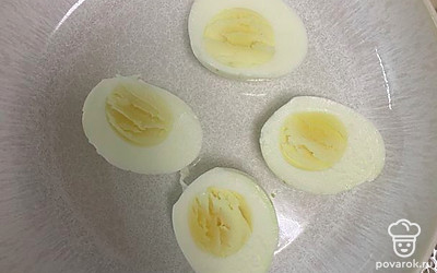 Разрезаем яйца пополам, отделяем желток.