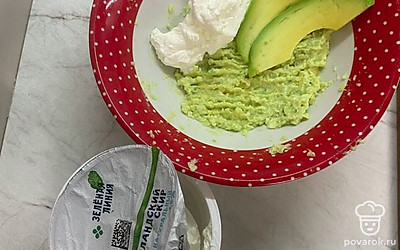 Желток мнем вилкой, добавляем к нему соль и авокадо. Снова мнем вилкой. Добавляем исландский сыр и перемешиваем.