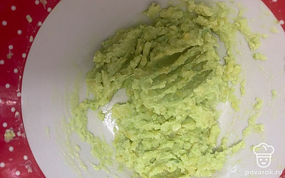 Полученную смесь сбрызгиваем соком лимона.